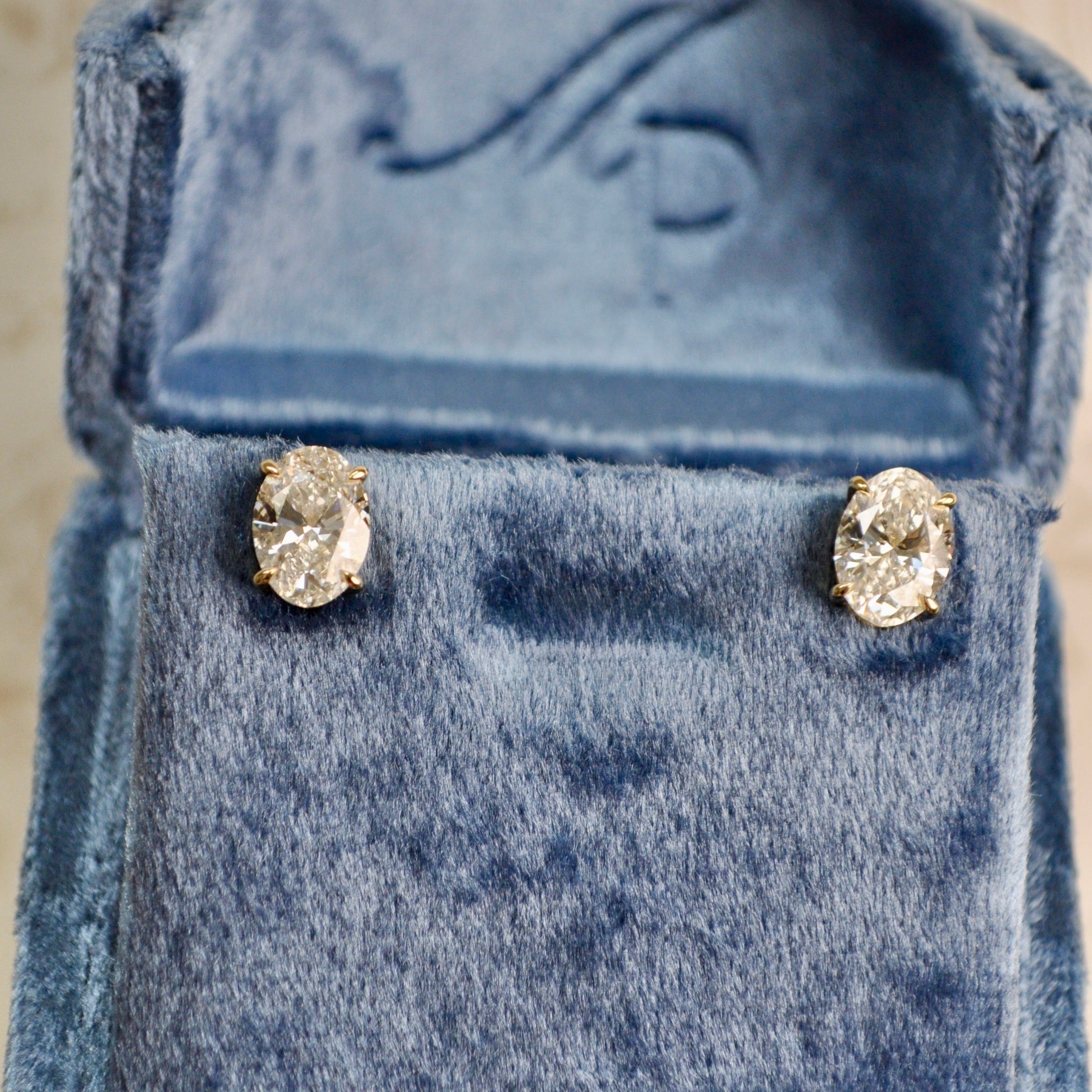 Studs Oval 1CT