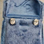Studs Oval 1CT
